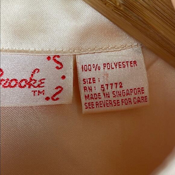 Vintage Cream Blouse with Cropped Style and Elegant Sheen - Picture 6 of 8